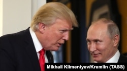 Президент США Дональд Трамп и президент России Владимир Путин на саммите АСЕАН во Вьетнаме 
