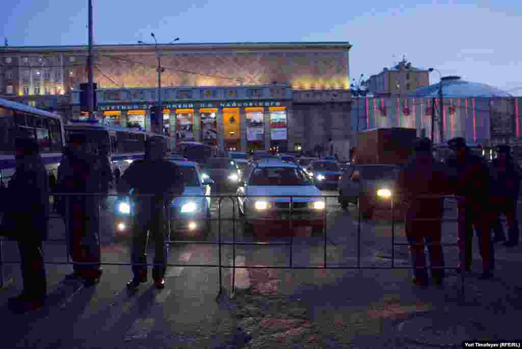 Переодически перекрывалась 1-я Брестская улица. 
