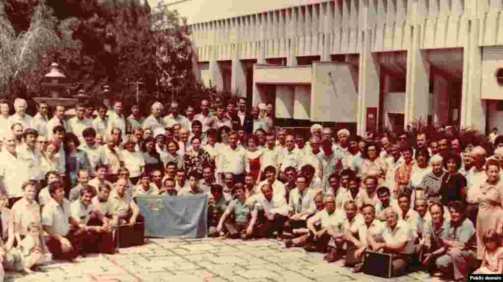 Червень 1991. А це вже учасники та гості другого Курултаю в Сімферополі. Між двома форумами минуло понад 70 років. І ось він, затверджений ще на початку 20 століття, національний прапор у руках кримських татар, які повернулися на рідну землю з депортації