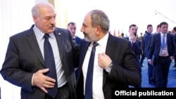 Премьер-министр Армении Никол Пашинян (справа) и президент Беларуси Александр Лукашенко