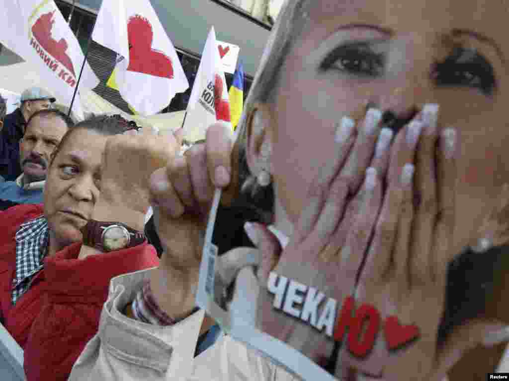 Мітинг прихильників Тимошенко перед будівлею Печерського районного суду Києва, 8 серпня 2011 року.