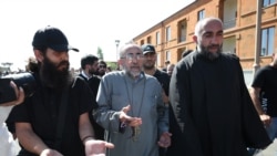 Միքայել արքեպիսկոպոս Աջապահյանը Քննչական կոմիտե գնալու ճանապարհին, 27-ը հունիսի, 2025 թ. 