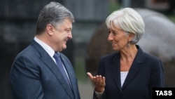 Директор-розпорядник МВФ Крістін Лаґард спілкується з президентом України Петром Порошенком під час свого візиту до Києва, 6 вересня 2015 року
