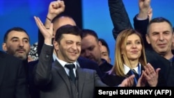 Володимир Зеленський та Олена Зеленська під час дебатів на стадіоні «Олімпійський» в Києві. 19 квітня 2019 року