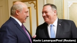 Президент Білорусі Олександр Лукашенко (ліворуч) та Державний секретар США Майкл Помпео. Мінськ, 1 лютого 2010 року.