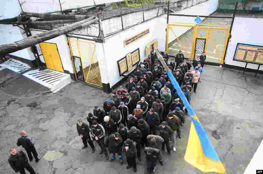 Ув'язнених шикують перед голосуванням у в'язниці Макіївки