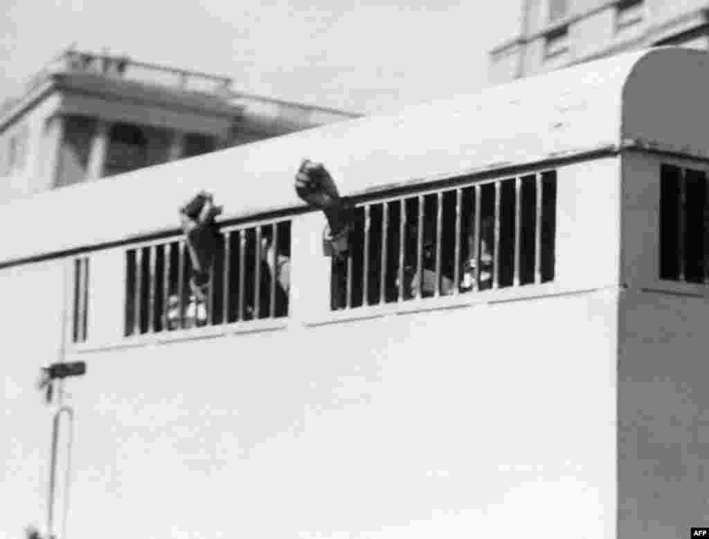 Осуммина мажи, меѓу нив и Нелсон Мандела, осудени на доживотна казна, Преторија 16 јуни 1964 година.&nbsp;