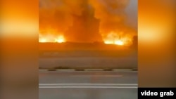 Взрывы на военном складе в Жамбылской области на кадре из видео очевидца 