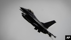 Український пілот винищувача F-16 під час однієї з масових атак встановив рекорд зі збиття російських ракет, каже Юрій Ігнат