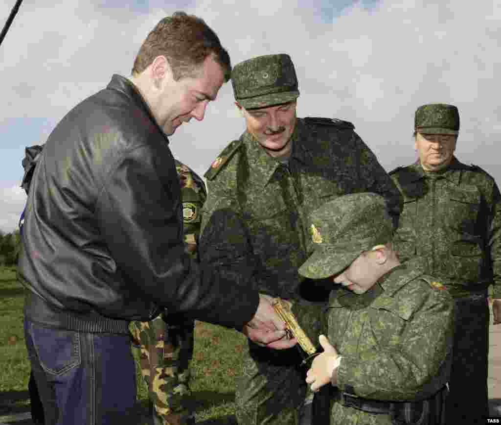 2009-cu il. Hərbi təlimlər. Rusiya prezidenti Dmitri Medvedev (solda), Belarus prezidenti Alyaksandr Lukashenka və onun 5 yaşlı oğlu Kolya silahıyla.&nbsp;