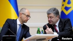 Президент Петро Порошенко (праворуч) і прем’єр-міністр Арсеній Яценюк