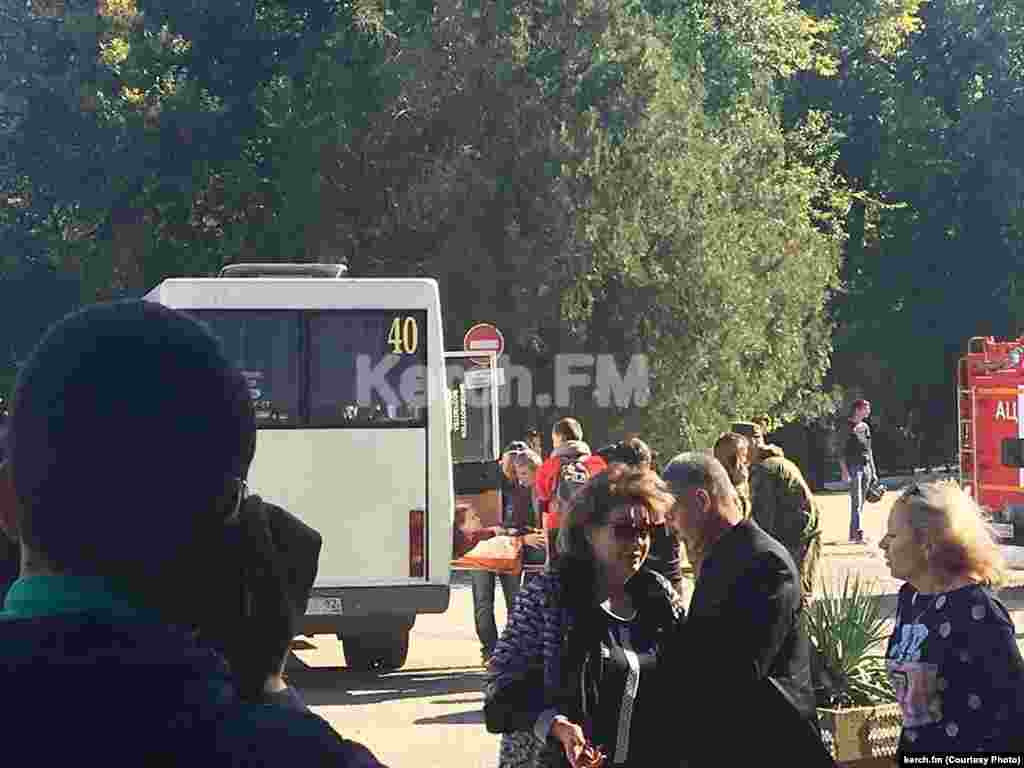 Kollec yanında onlarnen insan toplaştı. Ekimler yaralanğanlarnı tahliye ete