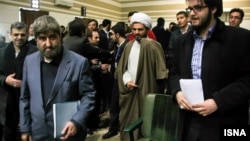 علی مطهری در جریان یک سخنرانی در دانشگاه تبریز