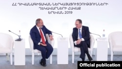 Армения -- премьер-министр Армении Никол Пашинян (слева) и министр иностранных дел Зограб Мнацаканян выступают на ежегодной конференции дипломатического корпуса Армении, Ереван, 27 августа 2019 г․