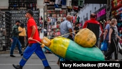 По официальным данным, денежные переводы от узбекских мигрантов составляют более 10 процентов экономики Узбекистана.