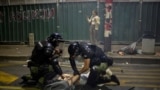 Сотрудники правоохранительных органов задерживают демонстранта во время антиправительственной акции с требованием проведения досрочных выборов, Белград, Сербия, 28 июня 2025 года. REUTERS/Marko Djurica