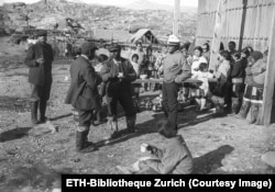 سیاحان اروپایی در حال نوشیدن قهوه با محلی‌های گرینلندی در اوایل قرن بیستم