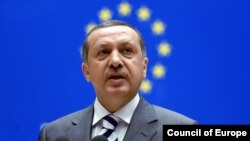 نخست وزیر ترکیه: برای حل بحران لبنان و پايان نا آرامي ها در عراق بايد با سران ايران و سوريه گفت وگو شود.