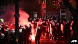 Pendreci i kamenice: Okršaj policije i antivladinih demonstranata u Beogradu