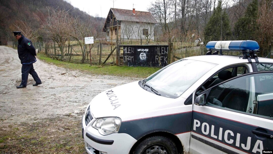 Policija na ulazu u selo Gornja Maoča kod Maglaja, koji je obilježen zastavom Islamske države Iraka i Levanta 
