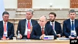 Ресей президенті Владимир Путин мен Ресей делегациясы Минскідегі экономикалық форумда. 27 маусым 2025 жыл.
