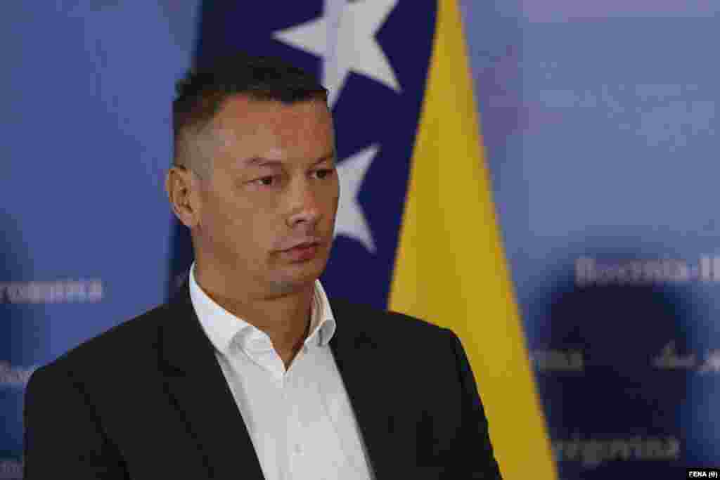БИХ - Министерот за безбедност на БиХ, Ненад Нешиќ денеска изјави дека и во оваа земја постои опасност од терористички напад, па тамошните безбедносни агенции ги зголемија мерките за претпазливост, пренесуваат тамошните медиуми.