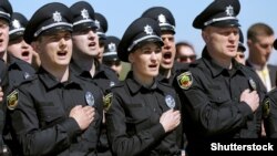 Ілюстративне фото. Запорізькі патрульні поліцейські складають присягу, 16 квітня 2016 року (©Shutterstock)