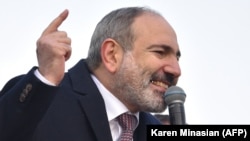 Премьер-министр Армении Никол Пашинян выступает на митинге на Площади Республики в Ереване, 25 февраля 2021 г.