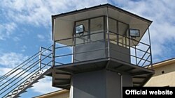 Об ужесточении закона говорится и в заявлении Народного защитника. Он особо выделяет поправку, согласно которой в случае дисциплинарного или административного нарушения узнику могут запретить короткие свидания на срок от трех до шести месяцев