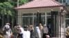 Перед зданием Верховного суда Кыргызстана, где проходили слушания уголовного дела по Ноокатским событиям. 14 мая 2009 года.