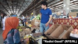 "Ходжи Шариф" является самым крупным рынком на юге Таджикистана