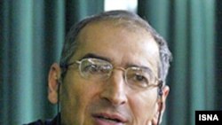 صادق زیباکلام: اين فکر وجود دارد که بياييم فردی را انتخاب کنيم که اصولگرايان حساسيت کمتری روی او دراند. (عکس: ایسنا)
