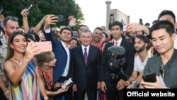 Президент Шавкат Мирзияев с местными и зарубежными блогерами. Самарканд, 26 августа 2019 года.