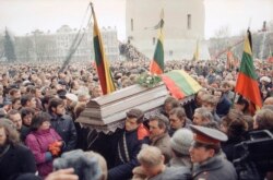 Прощання із 10-тьма із 14-ти убитих під час штурму телевежі у Вільнюсі. Литва, 16 січня 1991 року