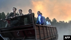 Добровольці готуються до гасіння пожежі у селі Тохушево подлизу Саратова, 11 серпня 2010 року