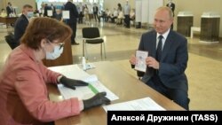 Ռուսաստան - Նախագահ Վլադիմիր Պուտինը քվեարկում է սահմանադրական փոփոխությունների հանրաքվեի ժամանակ, Մոսկվա, 1-ը հուլիսի, 2020թ.
