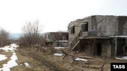 Когда запылал его дом, в случайность или чью-то неосторожность никто не поверил. Оставленные хозяевами дома в поселке восьмой год стоят нетронутыми