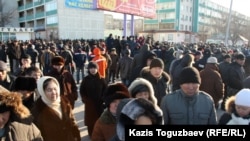 Жители города Актау, вышедшие на центральную площадь города в знак солидарности с бастующими Жанаозена. Актау, 18 декабря 2011.