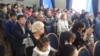 В зале общественных слушаний по делу арестованных активистов Болатбека Блялова, Серикжана Мамбеталина и Ермека Нарымбаева Астана, 20 ноября 2015 года.