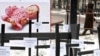 Москвадагы абортко каршы акция - символикалык түрдө жасалган мүрзөдө "айдоочу", "башкы редактор", "архитектор" деген сөздөр жазылган. 2008-жылдын 28-январы.