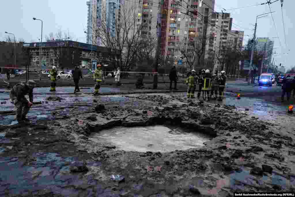 Рус ракетаси қолдирган из. Киев метросининг “Лукьяновская” бекати яқини, 2025 йил 18 январь