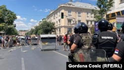 ხალხი რეაგირებს პოლიციის მიერ ქუჩებიდან ბარიკადების აღებაზე - 30 ივნისი, ბელგრადი.