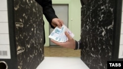 Russia -- corruption, bribe; graft; palm-oil, business, money, 24Sep2007 