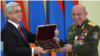 Экс-президент Армении Серж Саргсян (слева) награждает генерал-майора Самвела Карапетяна (Огановского) (архив)