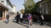 Собрание близких скончавшего мужчины около здания Ошской областной прокуратуры. 