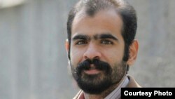 کسری نوری، از دراویش گنابادی و دانشجوی دانشگاه تهران، در حال سپری کردن دوران محکومیت خود در زندانهای ایران است؛ عکس از آرشیو