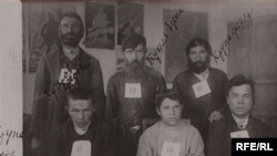 Заарештовані так звані «вороги народу», «куркулі і підкуркульники», які чинили опір розкуркуленню і примусовій колективізації. Із виставки у Києві, приуроченій роковинам Голодомору-геноциду 1932-33 років. 2007 рік