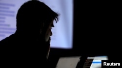 Međunarodna organizacija Amnesty International dokumentovala je šeti slučaj zloupotrebe forenzičke opreme koja je korišćena za otključavanje i preuzimanje podataka sa telefona mladića iz Beograda uoči studentskih protesta u decembru 2024. godine