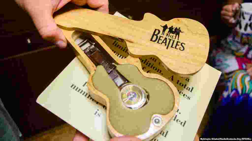 Годинник The Beatles разом із сертифікатом унікальності придбав ще батько Тимура – також колекціонер. Це сьома партія таких годинників і їх зробили лише шість тисяч примірників. На сертифікаті вручну написано «№ 2644», а на кожній деталі годинника написано The Beatles. Носить цей годинник колекціонер лише у святкові дні.
