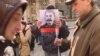 Битва за «Радио Вести». Активісти «за» і «проти» сперечалися під Нацрадою у Києві (відео)